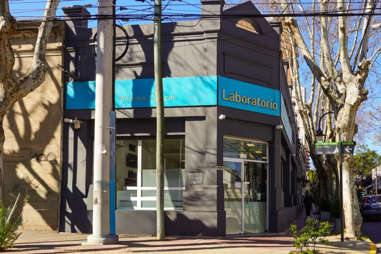 Frente esquina — Local comercial · 195m² · planta baja + sótano
