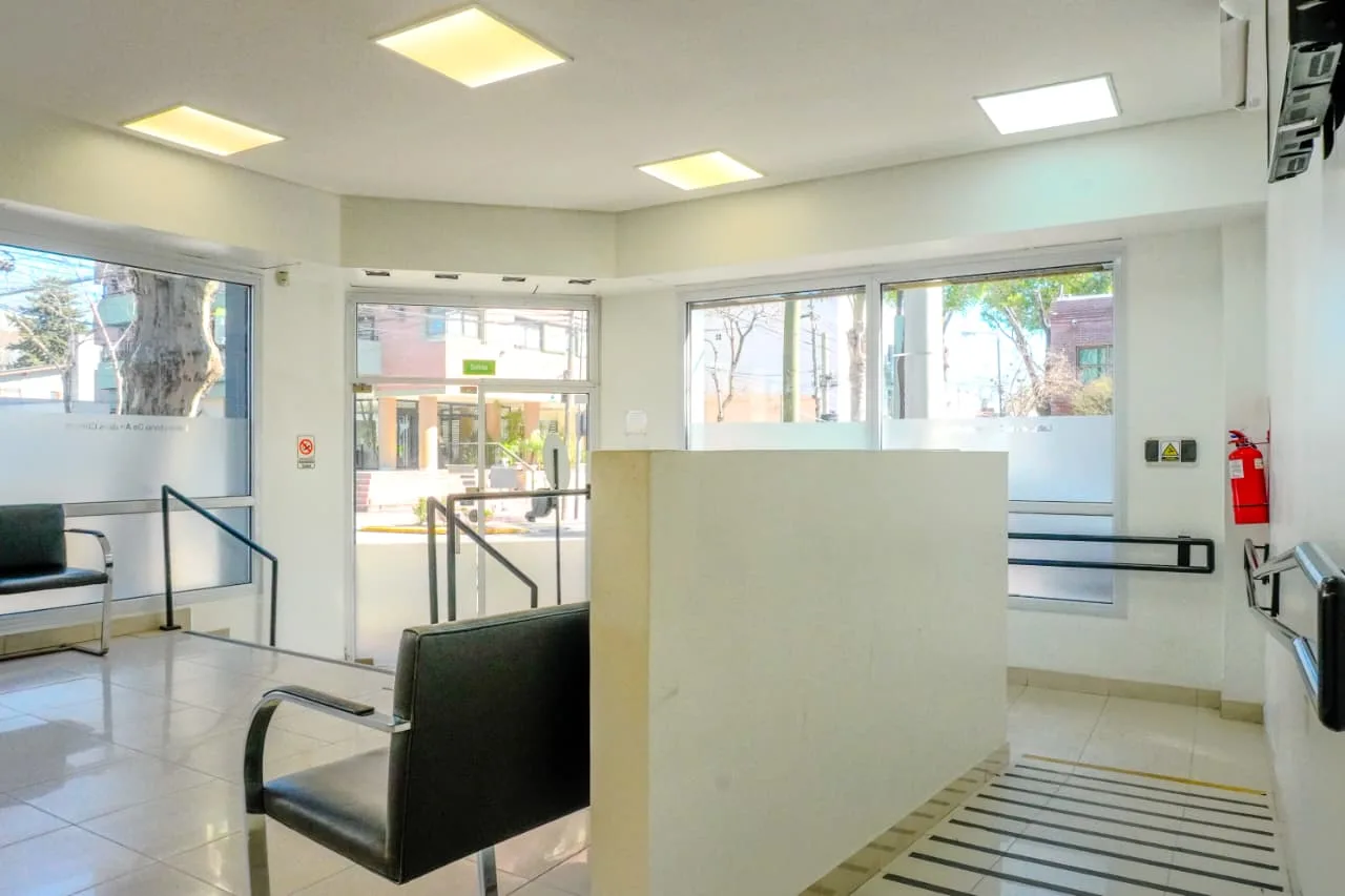 Hall ingreso — Local comercial · 195m² · planta baja + sótano