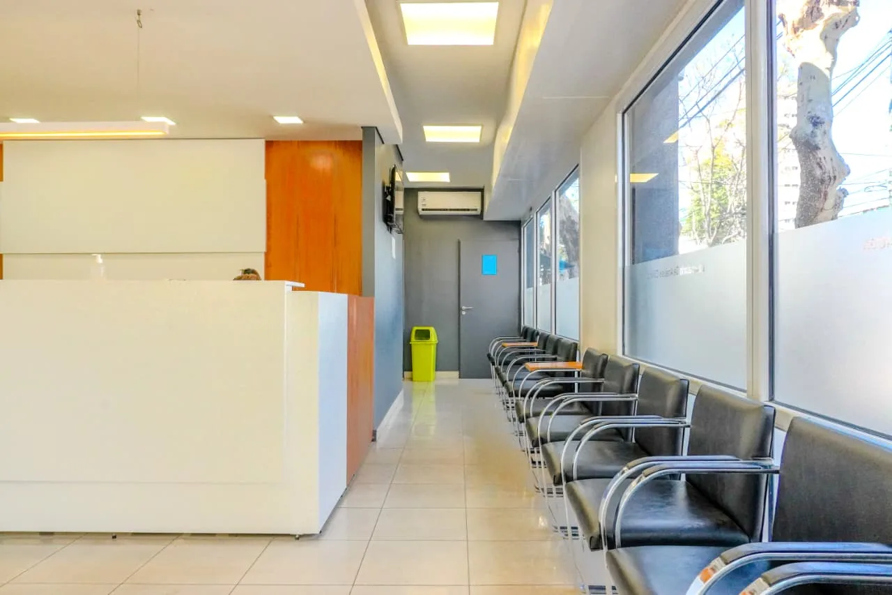 Recepcion mostrador — Local comercial · 195m² · planta baja + sótano